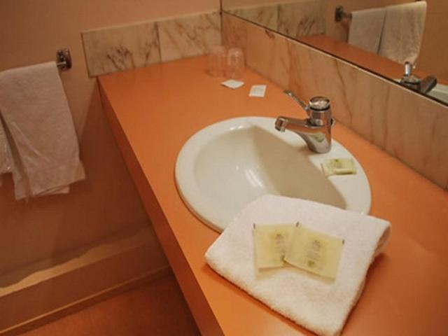 Logis Hotel & Restaurant - Le Normandie Caudebec-en-Caux Zimmer foto
